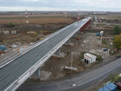 A început turnarea asfaltului pe noul pasaj din Micălaca