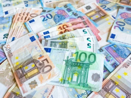 A încercat să înșele angajata unui schimb valutar cu aproape 9.000 de lei