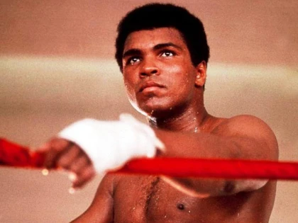 A ÎNCETAT DIN VIAŢĂ LEGENDARUL BOXER MUHAMMAD ALI