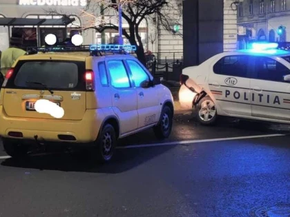 A intrat, beat, cu autoturismul în mașina poliției, chiar în fața Primăriei, de Revelion