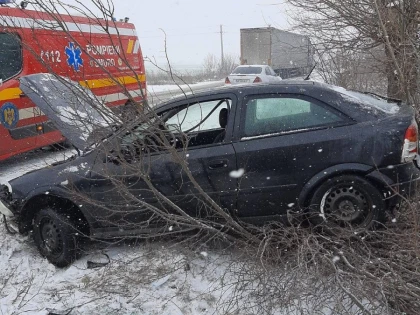 A intrat cu mașina în copac, pe drumul dintre Arad și Zădăreni