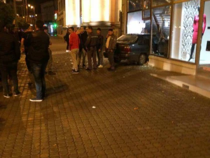 A intrat cu maşina într-o bijuterie din centrul Aradului
