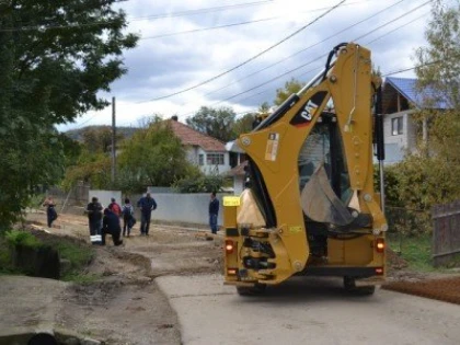 A intrat cu mașina într-un buldoexcavator, condus de un șofer beat