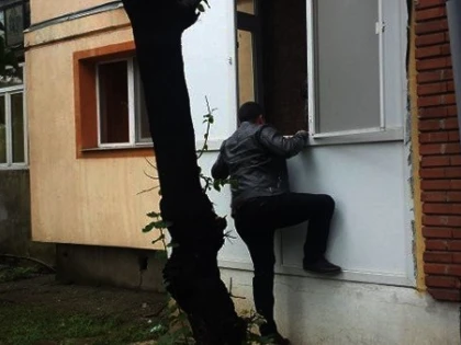 A intrat pe geam, în casa fostei concubine din Vladimirescu, și a lovit-o