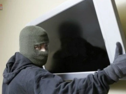 A intrat pe geamul bucătăriei unei locuințe din Almaș și a furat un televizor și 700 de lei, chiar în prima zi a anului