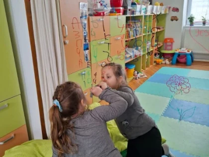 A învățat să vorbească la șase ani. Continuarea tratamentului costă mai mult decât câștigă familia într-un an.
