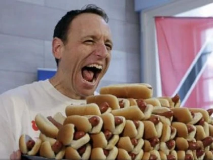 A mâncat 72 de hotdogi în doar 10 minute