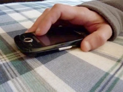 A mers în vizită și a plecat cu telefonul gazdei. S-a ales cu dosar penal