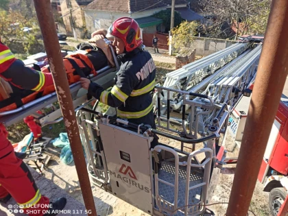 A tot construit... până a rămas blocat pe acoperiș