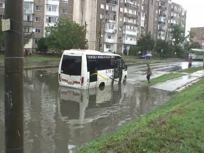 A VENIT PLOAIA, AU VENIT ȘI PROBLEMELE! INTERVENȚII PE MAI MULTE STRĂZI DIN MUNICIPIU