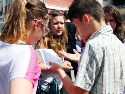 ABSOLVENTII CARE AU LUAT 10 LA BAC SI EVALUAREA NATIONALA VOR FI PREMIATI DE GUVERN