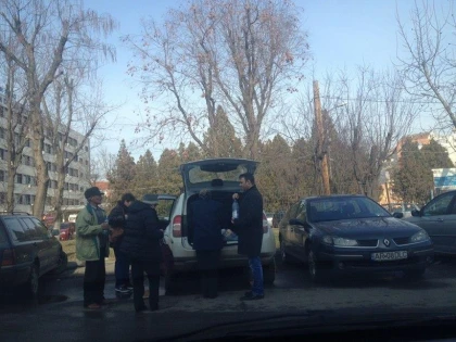 Abuz! Maşina Primăriei Tauţ cară neamurile primarului la Spitalul Judeţean (FOTO)