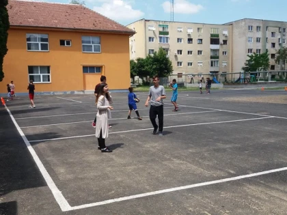 Acces liber și gratuit în curțile școlilor, în mai puțin de două săptămâni