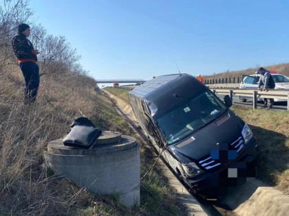 Accident cu două victime pe A1, după ce un microbuz s-a răsturnat