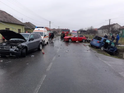 Accident cu trei autoturisme, în Seleuș. O persoană a ajuns la spital