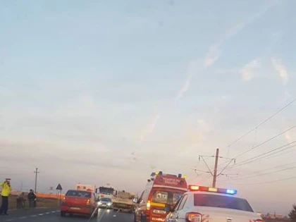 Accident cu trei maşini la Vladimirescu. O persoană este rănită