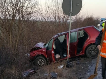 Accident grav în vestul țării. Doi morți şi 5 răniți, după ce două mașini s-au ciocnit frontal