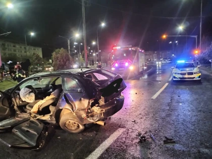Accident grav în zona gării din Arad! Autoturism zdrobit de copac, două victime la spital