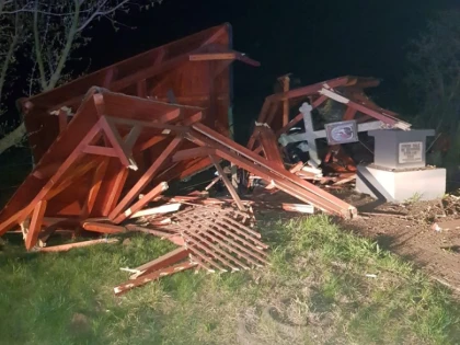 Accident grav la Felnac! Troița de la intrarea în localitate a fost făcută praf