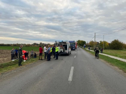 Accident grav la Zădăreni, unde un motociclist s-a izbit de un camion