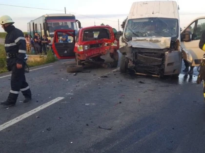Accident grav pe Arad - Oradea. 11 persoane au ajuns în spital
