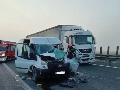 Accident grav pe autostradă, în apropiere de vama Nădlac. O persoană a rămas blocată în autoturism