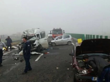 ACCIDENT GRAV PE AUTOSTRADĂ. TREI MORȚI ȘI PESTE 50 DE RĂNIȚI