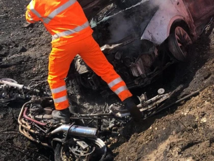 Accident grav pe DJ 682. O mașină a luat foc, iar un motociclist a ajuns în stare gravă la spital