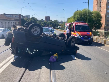 Accident grav pe strada Petru Rareș: mașină răsturnată, o persoană la spital