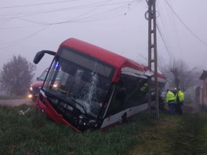 Accident în Arad: Un autobuz a lovit două autoturisme şi un stâlp; două persoane au fost rănite