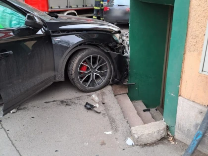 Accident în centrul Aradului. Două autoturisme au fost avariate