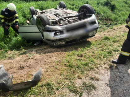 Accident în Ineu. O femeie și trei minori au fost răniți
