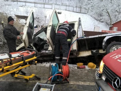 Accident în localitatea Odvos. Două victime încarcerate