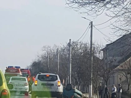Accident în Mândruloc. 	Două persoane, duse la spital