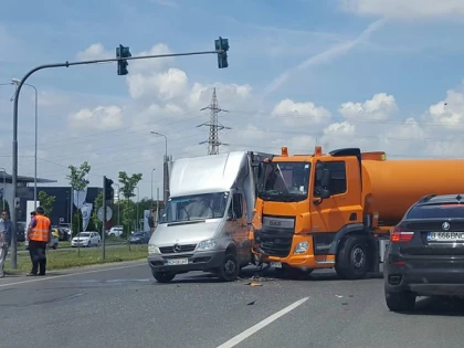 Accident în Micălaca! O cisternă încărcată a lovit un Mercedes