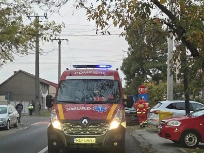 Accident între două autoturisme în municipiul Arad. Trei persoane au ajuns în spital