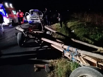 Accident între Șimand și Nădab. Un autoturism a intrat într-o căruță