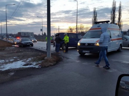 Accident, între un Mercedes şi o Dacie, în faţă la RAR
