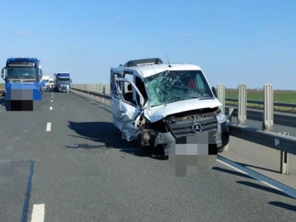 Accident între un microbuz și un ansamblu rutier, pe A1