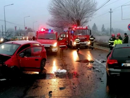 Accident la ieșirea din Arad, spre Oradea. O victimă, preluată de SMURD