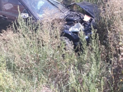 Accident la Ineu. O persoană a rămas blocată sub mașină