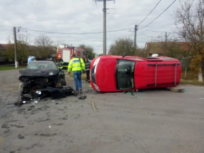 Accident la Șicula. Două persoane au fost rănite