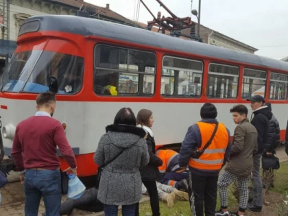 Accident la Teatru! O fetiţă de 12 ani a ajuns sub tramvai (FOTO)