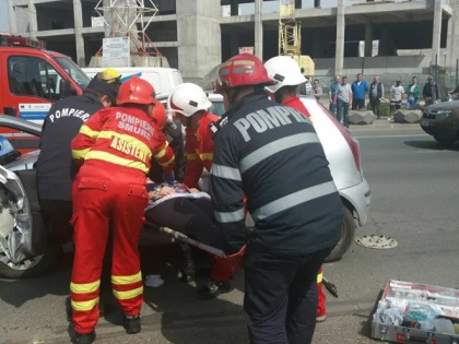 Accident la UTA. O femeie însărcinată a rămas blocată în mașină, dar a fost salvată de pompieri
