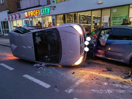 Accident lângă Piața Mică, provocat de un tânăr care a "uitat" să oprească la "STOP"