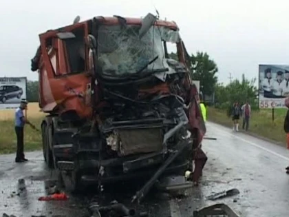 ACCIDENT MORTAL PE DN 7, IN JUDETUL ARAD: DOUA TIRURI S-AU CIOCNIT FRONTAL. UNUL DINTRE SOFERI A DECEDAT