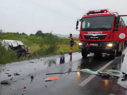 Accident mortal pe DN 7, la Căpruța. Șoferul unui microbuz a murit după impactul cu un autocamion