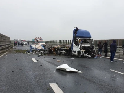 Accident pe A1: un camion a intrat în trei vehicule oprite pe banda de urgență