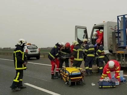 Accident pe autostrada A1! Un autocamion încărcat cu 140 de butelii de propan s-a răsturnat în șanț