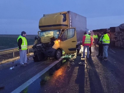 Accident pe autostrada Arad-Timișoara. Au fost implicate două TIR-uri și o autoutilitară